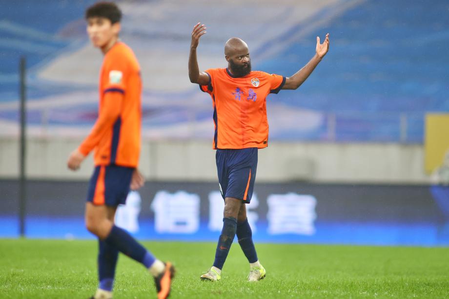 上海海港4-3青岛海牛 豪取四连胜继续领跑中超