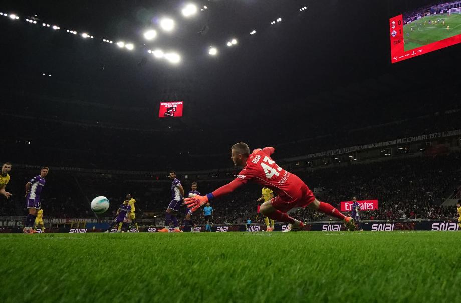 意甲：莱奥双响 AC米兰2-1逆转登顶积分榜