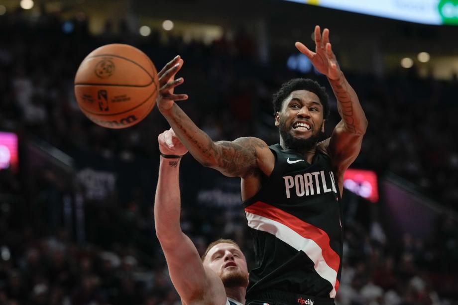 杨瀚森常规赛首秀2分1板 开拓者憾负森林狼