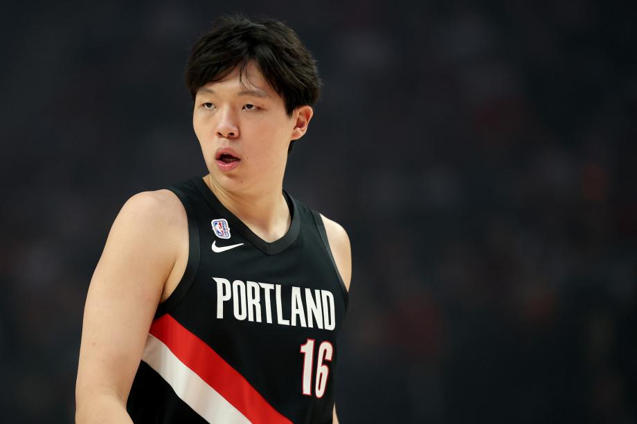 替补登场两罚两中 杨瀚森NBA常规赛首次得分