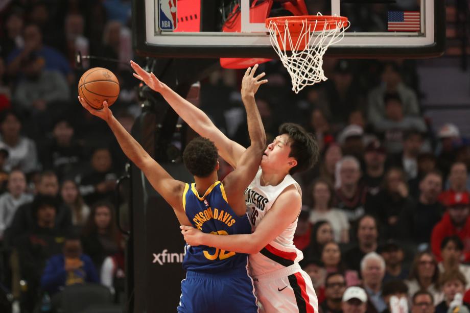 常规赛首胜！杨瀚森暴扣+火锅 开拓者击败勇士