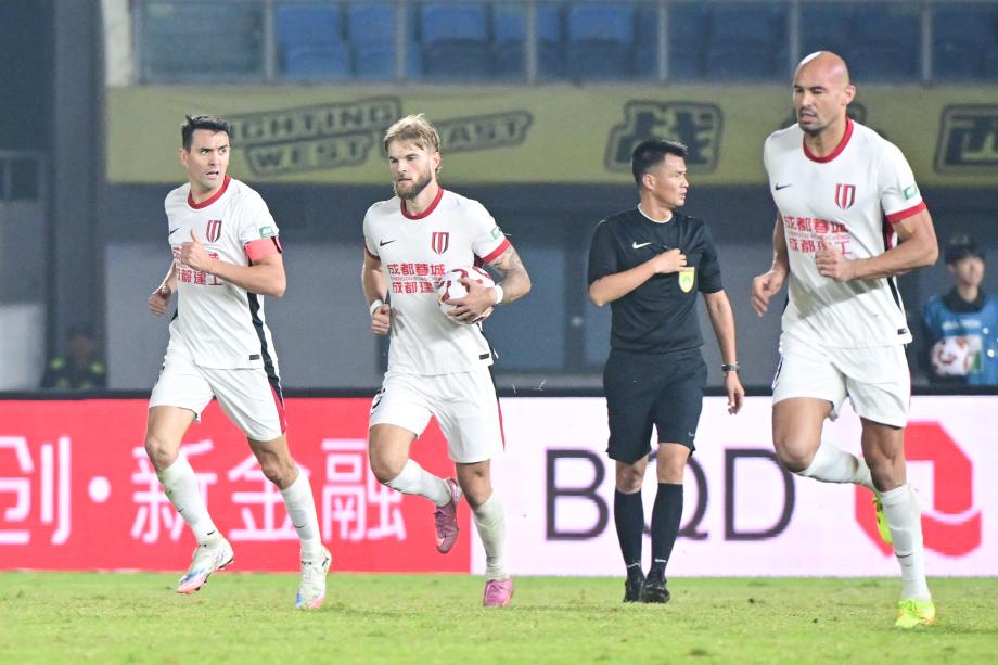 戴维森梅开二度 青岛西海岸主场平成都蓉城