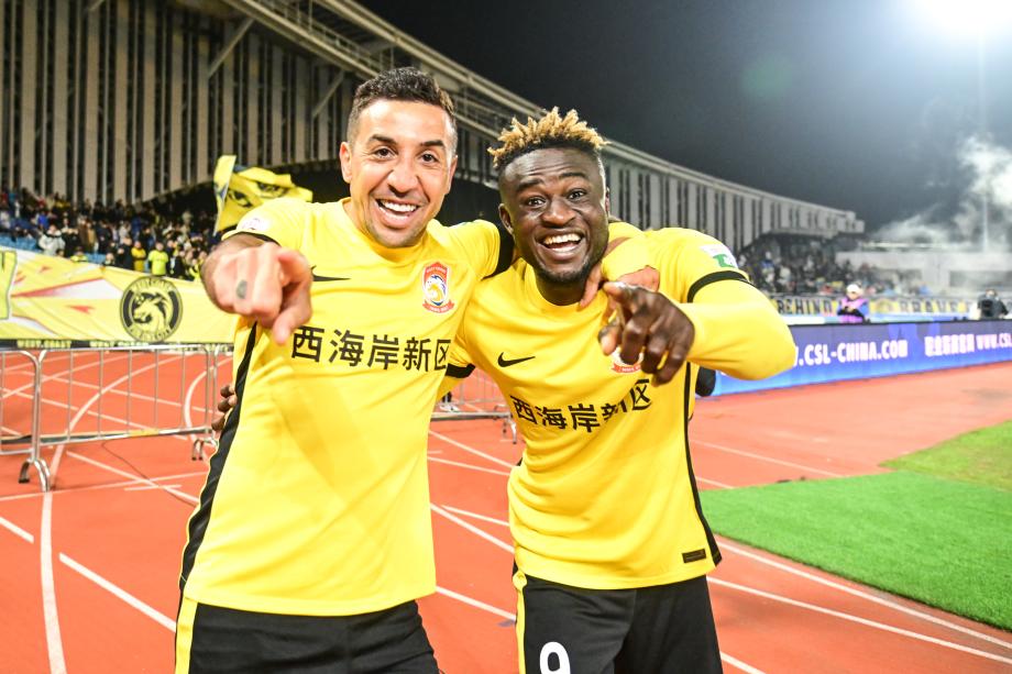 戴维森梅开二度 青岛西海岸主场平成都蓉城