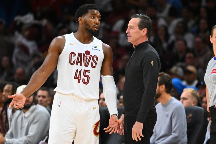 米切尔24分字母哥空砍40分 骑士险胜雄鹿