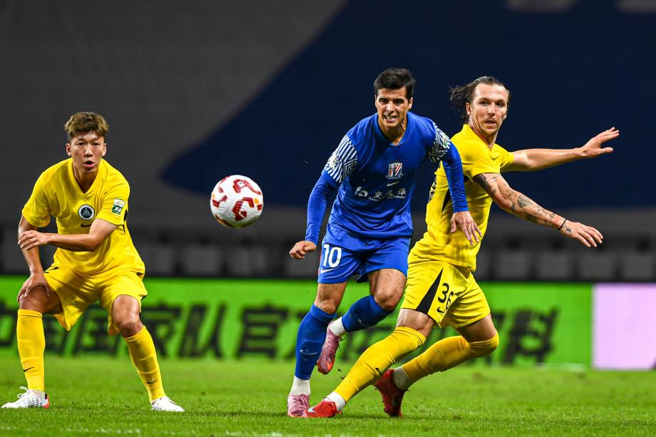 申花1-0新鹏城升至第二 中超冠军悬念最后一轮揭晓