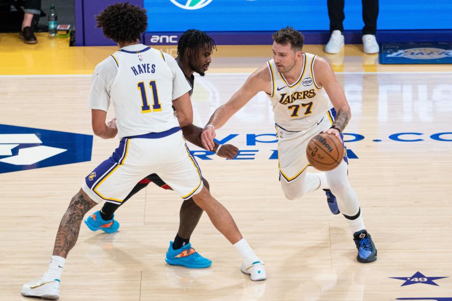 东契奇29+11+10里夫斯26+11 湖人力克热火