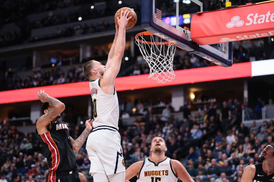 约基奇33+15+16阿德巴约伤退 掘金战胜热火