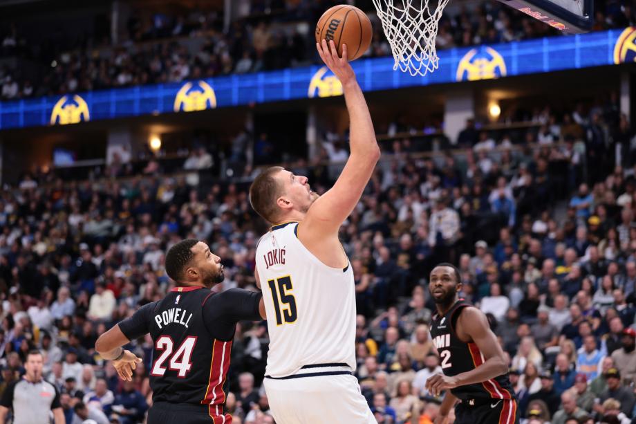 约基奇33+15+16阿德巴约伤退 掘金战胜热火