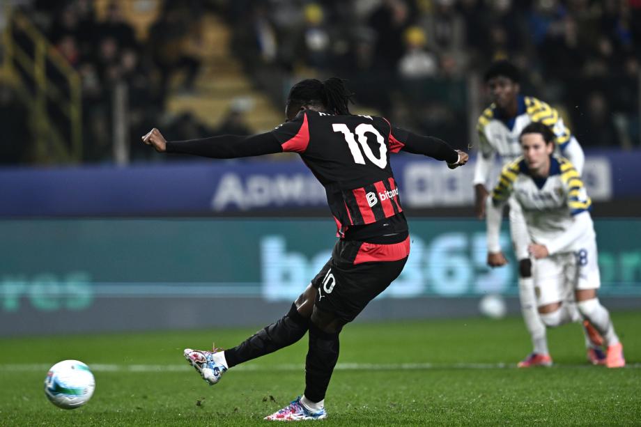 萨勒马科尔斯破门莱奥点射 米兰2-2平帕尔马