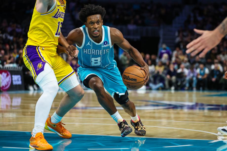 东契奇38+6+7里夫斯复出24分 湖人送黄蜂3连败