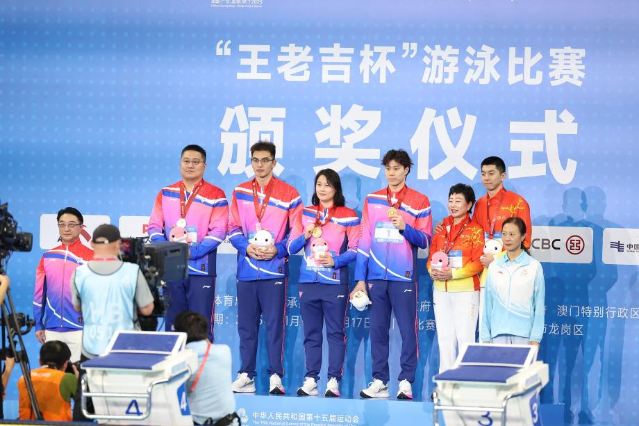 [图]全运会须眉100米蛙泳 上海选手覃海洋夺冠