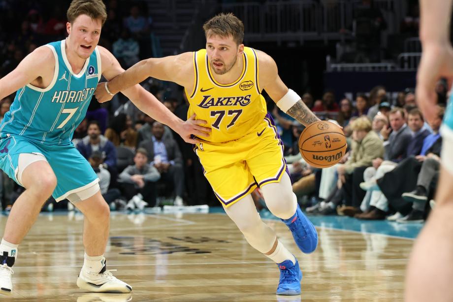 东契奇38+6+7里夫斯复出24分 湖人送黄蜂3连败