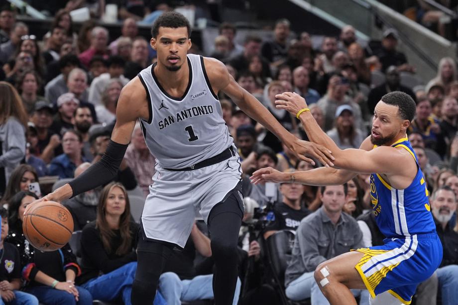 库里49分罚球准绝杀创纪录 勇士客场险胜马刺