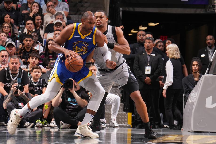 库里49分罚球准绝杀创纪录 勇士客场险胜马刺