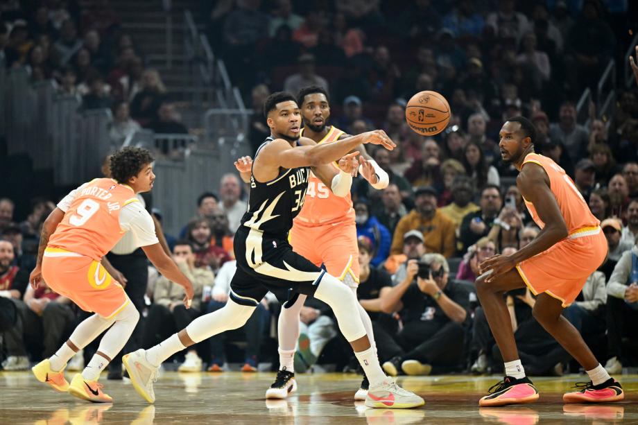 字母哥伤退米切尔37+5+7 骑士力克雄鹿