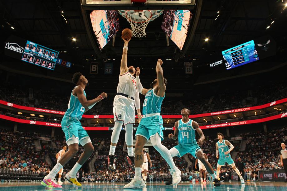 哈登55分刷新队史单场纪录 快船力擒黄蜂