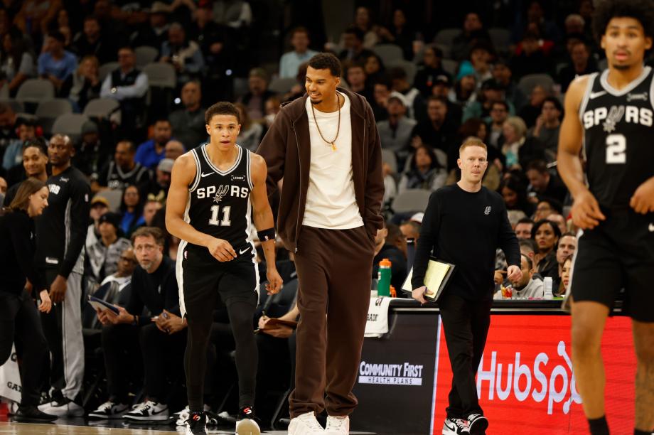 巴恩斯31+5福克斯29分 马刺主场力擒灰熊