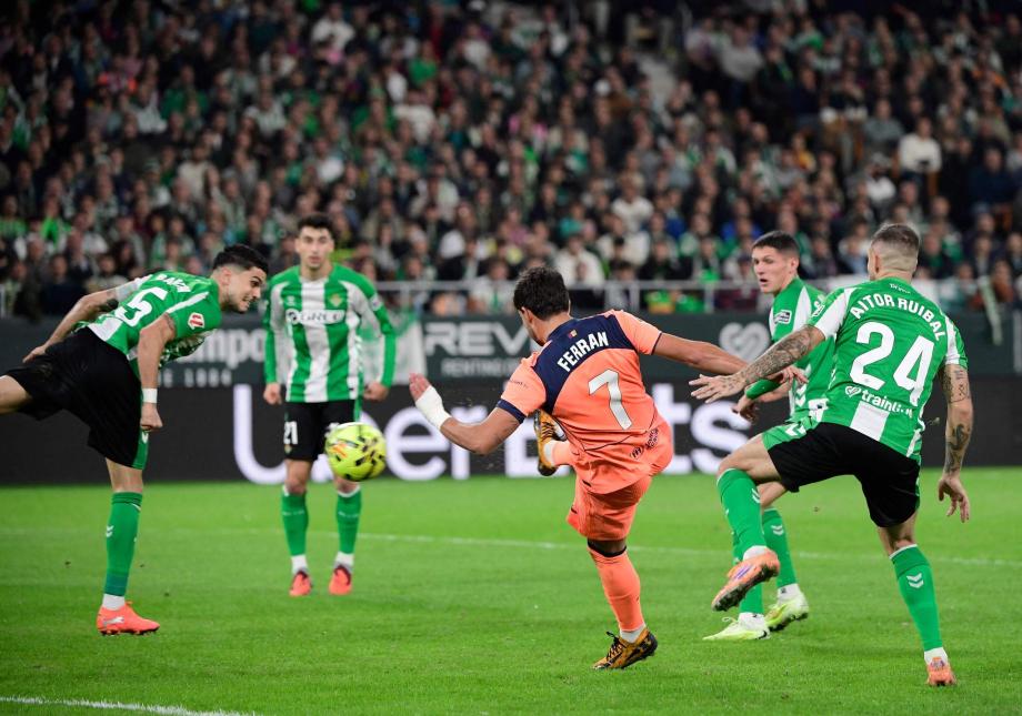 费兰戴帽巴萨三人失单刀 巴萨5-3贝蒂斯迎6连胜