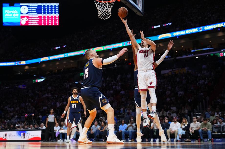 约基奇伤退鲍威尔25+4 热火大胜掘金