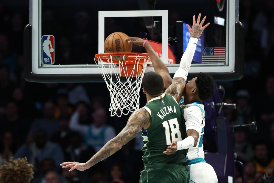 字母哥24+7米勒31+8+5 雄鹿客场力克黄蜂