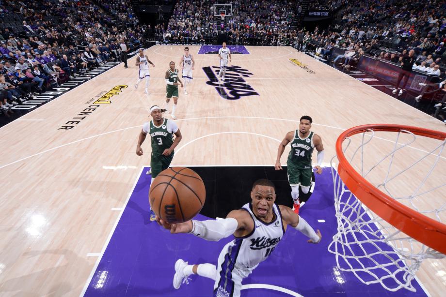 字母哥37+11拉文复出20分 雄鹿客场大胜国王