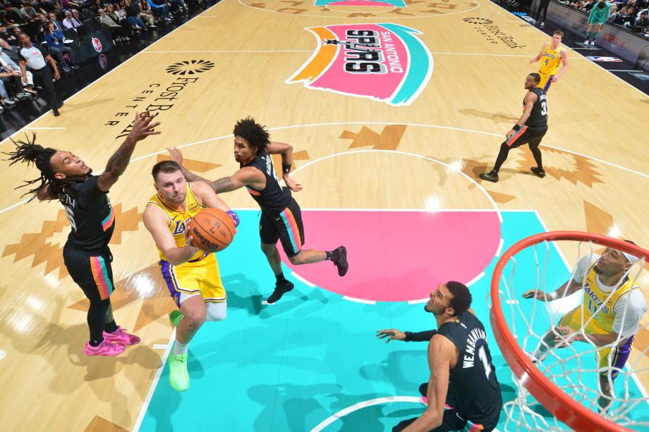 东契奇空砍38+10+10文班亚马16+14 湖人不敌马刺