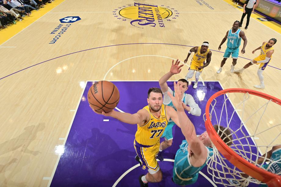 詹姆斯29+9东契奇39分 鲍尔30+11湖人惨败黄蜂