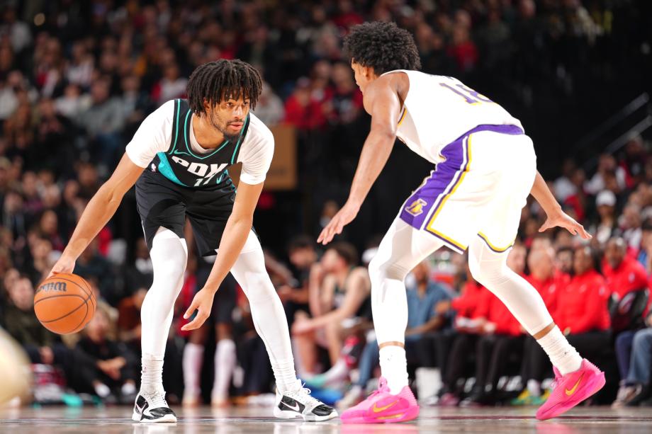 杨瀚森3分半1失误詹姆斯20+9+8 开拓者轻取湖人