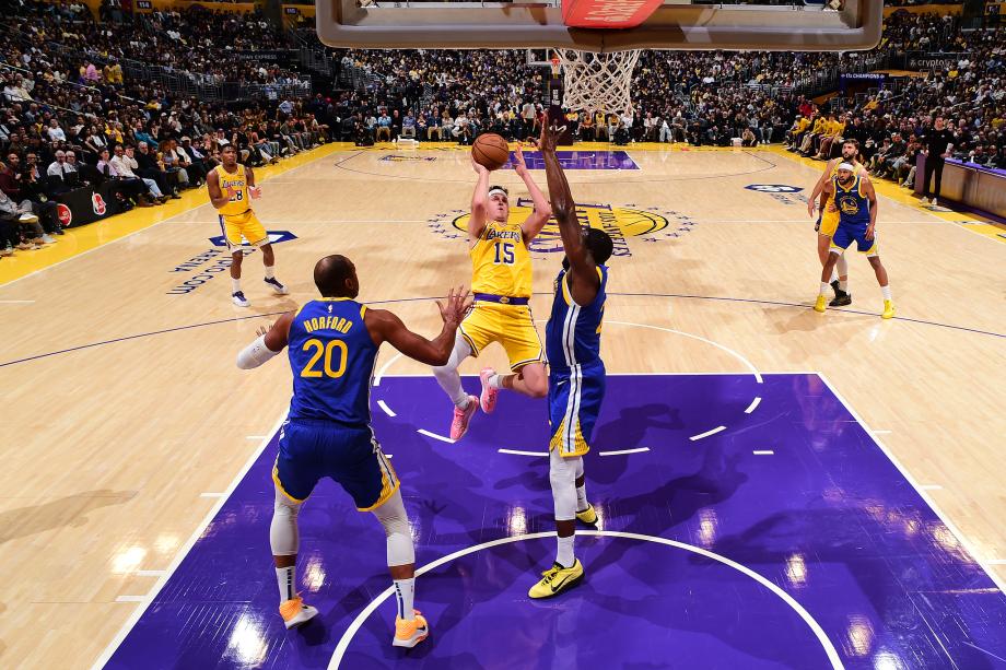 詹姆斯20+7+10里夫斯16分 湖人力克勇士三连胜