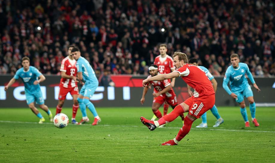 德甲-迪亚斯戴帽凯恩双响 拜仁5-1十人霍芬海姆