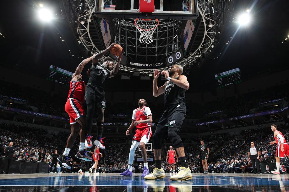 莱昂纳德41+8爱德华兹23分 快船客场大胜森林狼