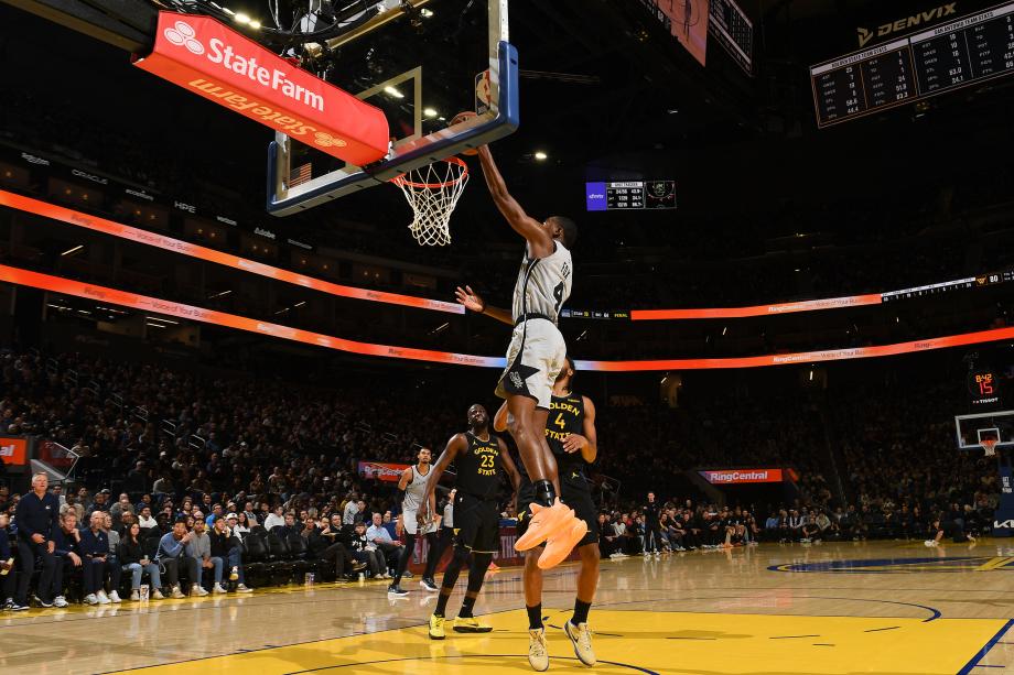 文班亚马26+9福克斯27+8 马刺力克勇士六连胜