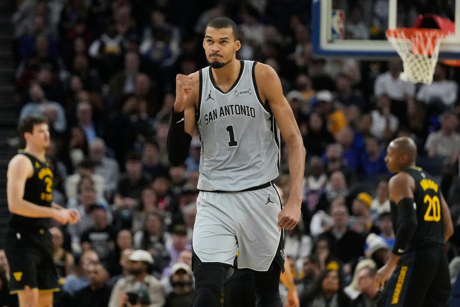 文班亚马26+9福克斯27+8 马刺力克勇士六连胜