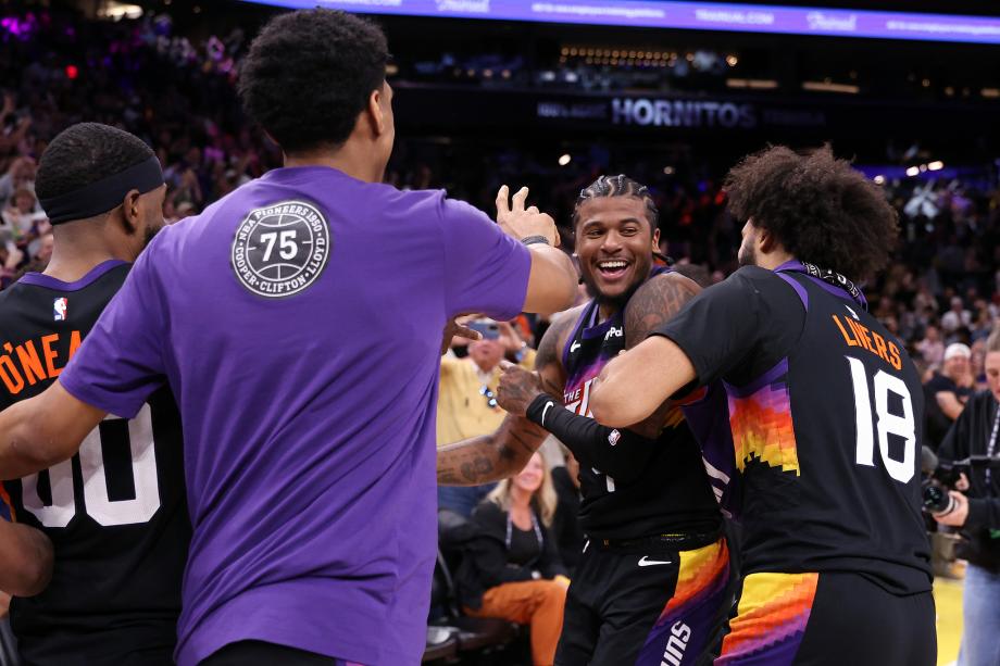 杰伦·格林1.1秒三分压哨绝杀 太阳双加时险胜魔术