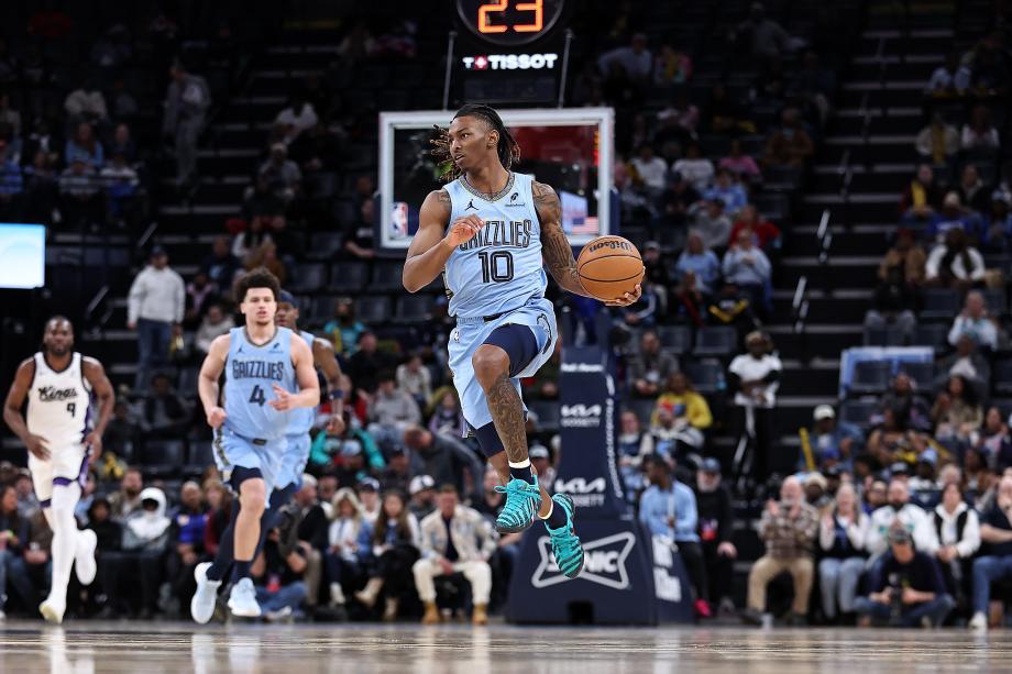 威斯布鲁克25分斯莫尔21分 国王险胜灰熊