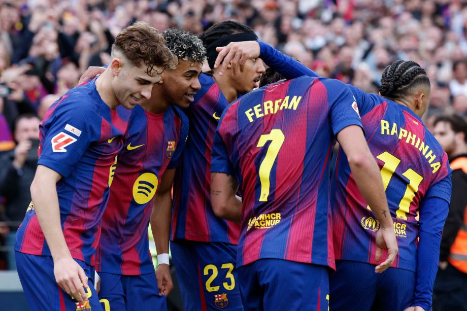 亚马尔戴帽莱万破门 巴萨4-1比利亚雷亚尔