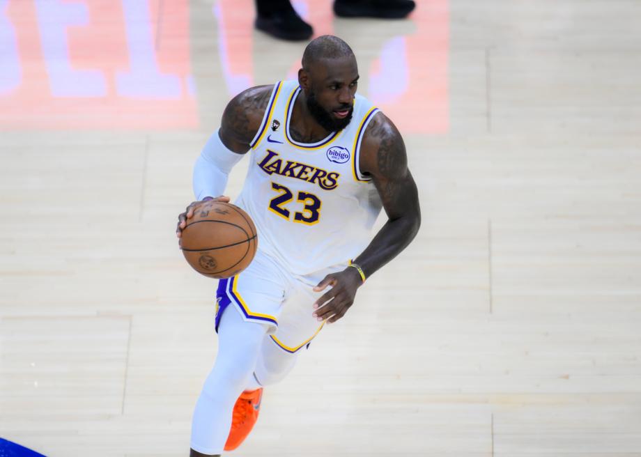 湖人28分大胜勇士结束3连败 詹姆斯22+7