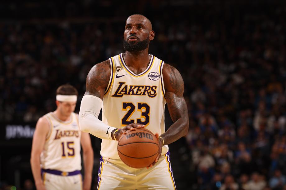 湖人28分大胜勇士结束3连败 詹姆斯22+7