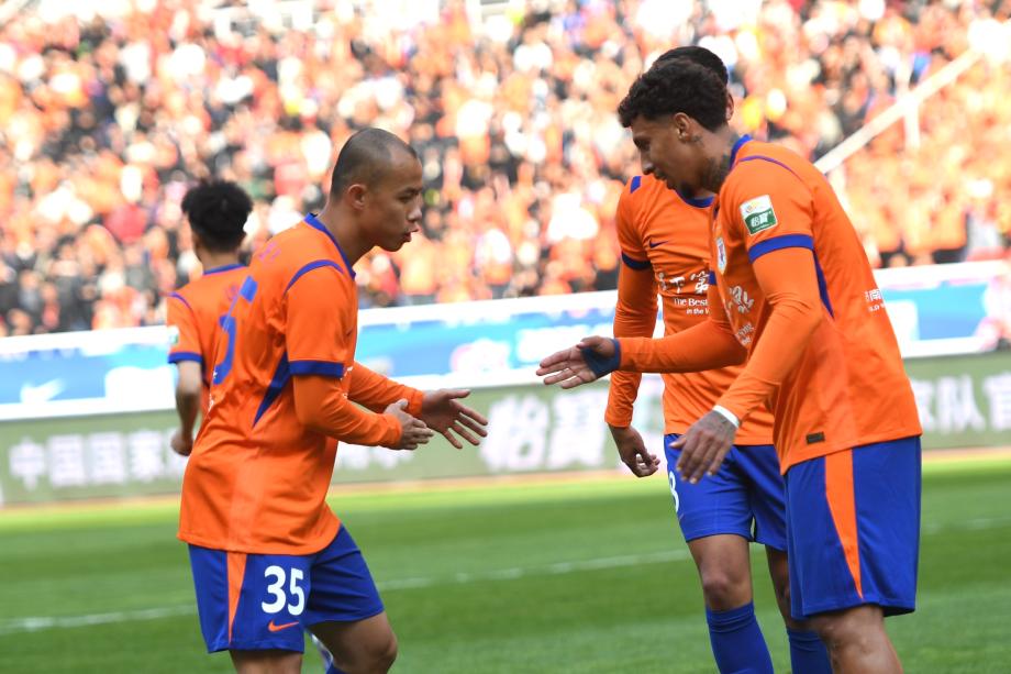 主场三球完胜辽宁铁人 山东泰山收获开门红