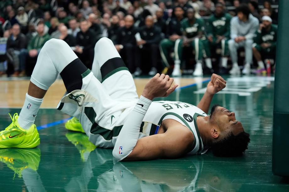 布克27+7字母哥22+6 太阳力克雄鹿三连胜