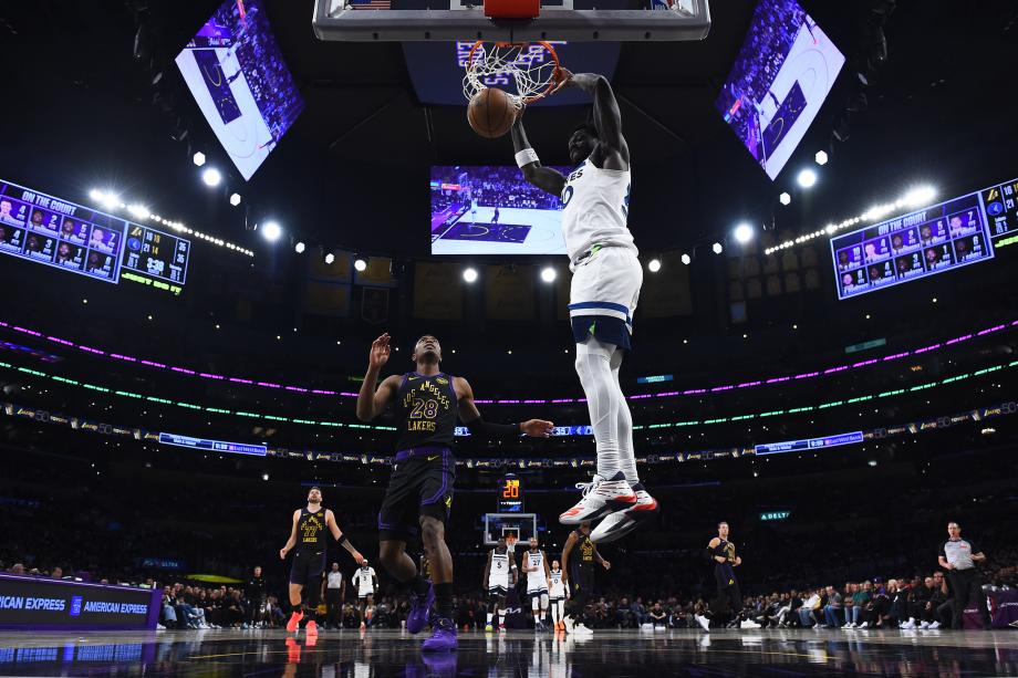 东契奇31+11+11里夫斯31分 湖人轻取森林狼三连胜