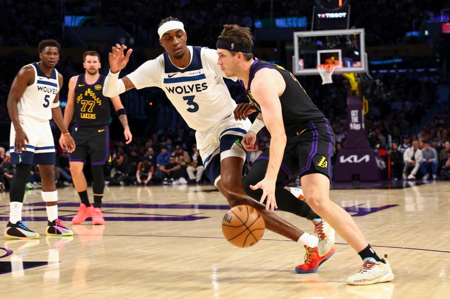 东契奇31+11+11里夫斯31分 湖人轻取森林狼三连胜