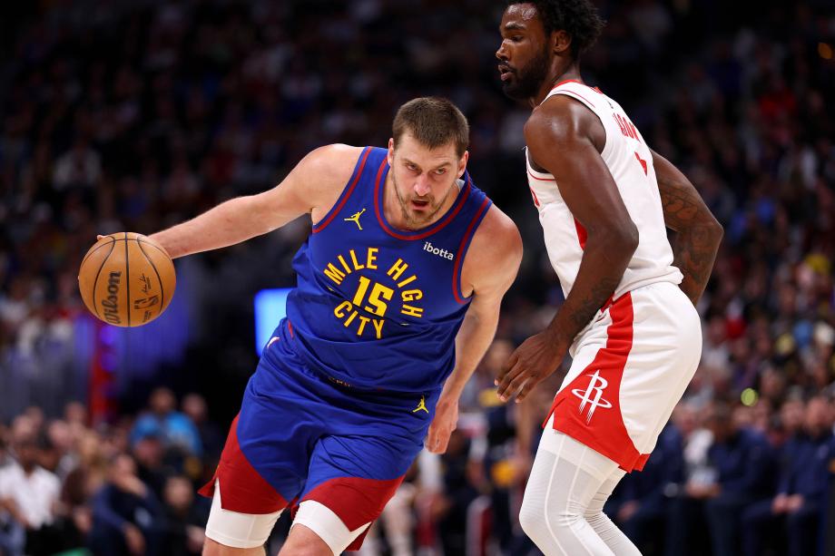 NBA常规赛继续进行，掘金在主场以129-93大胜火箭36分