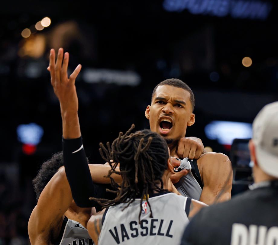 文班亚马准绝杀 马刺逆转太阳时隔7年重返季后赛