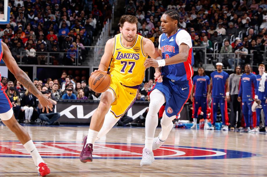 [图]东契奇空砍32+7+6 湖人惜败活塞9连胜遭终结