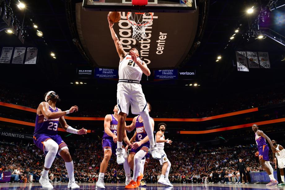 约基奇23+17+17布克22+8错失绝杀 掘金险胜太阳