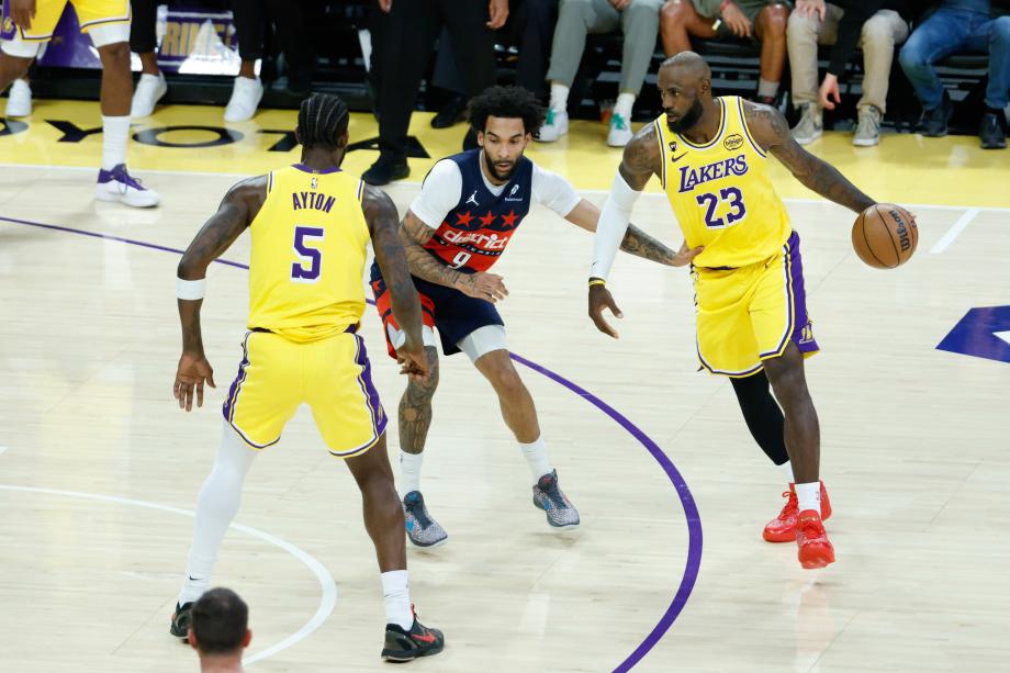 詹姆斯21+10+12三双 湖人六人得分上双轻取奇才