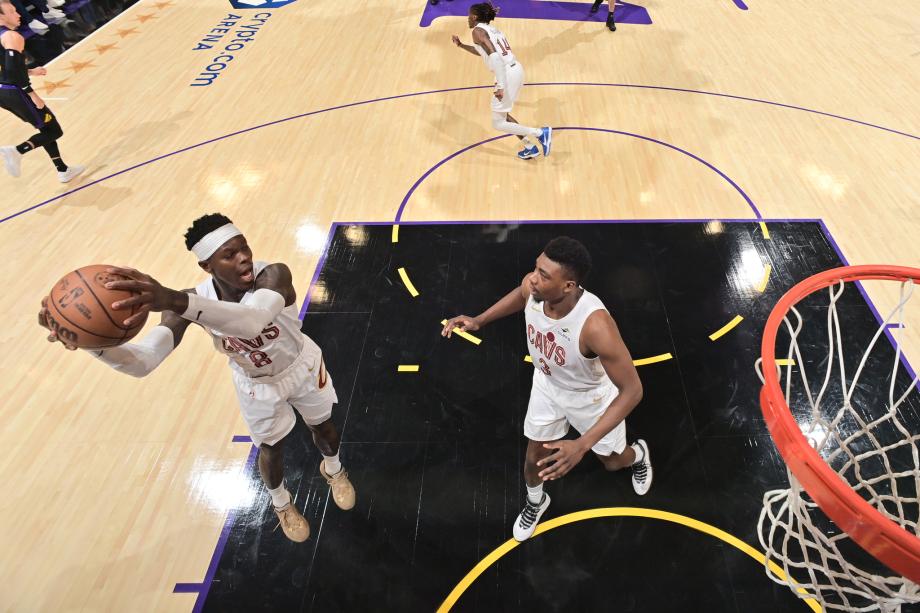 东契奇42+12哈登17分 湖人击败骑士4连胜