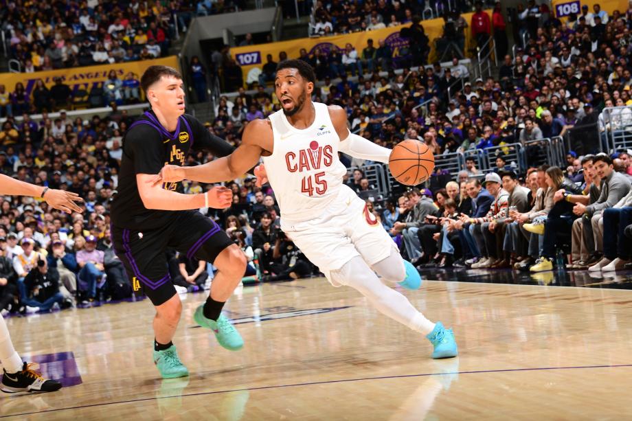 东契奇42+12哈登17分 湖人击败骑士4连胜