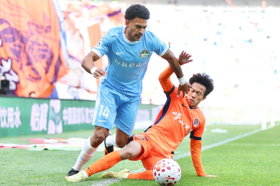 叶博亚破门牟鹏飞多次救险 青岛海牛胜河南队